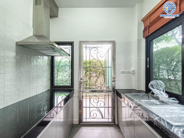 บ้านเดี่ยวมือสองย่านนนทบุรีฯ ม.เพอร์เฟคมาสเตอร์พีช รัตนาธิเบศร์  เนื้อที่กว้างขวางมากถึง 130.20 ตร.ว.  ฟังก์ชัน 4 ห้องนอน 5 ห้องน้ำ ที่จอดรถ 3 คัน เฟอร์นิเจอร์บิ้วท์อิน เปลี่ยนสุขภัณฑ์ใหม่ทั้งหลัง! บนทำเลแห่งการเดินทาง ใกล้รถไฟฟ้าสายสีม่วง "สถานีไทรม้า" และทางด่วน "งามวงศ์วาน" จองเลย!